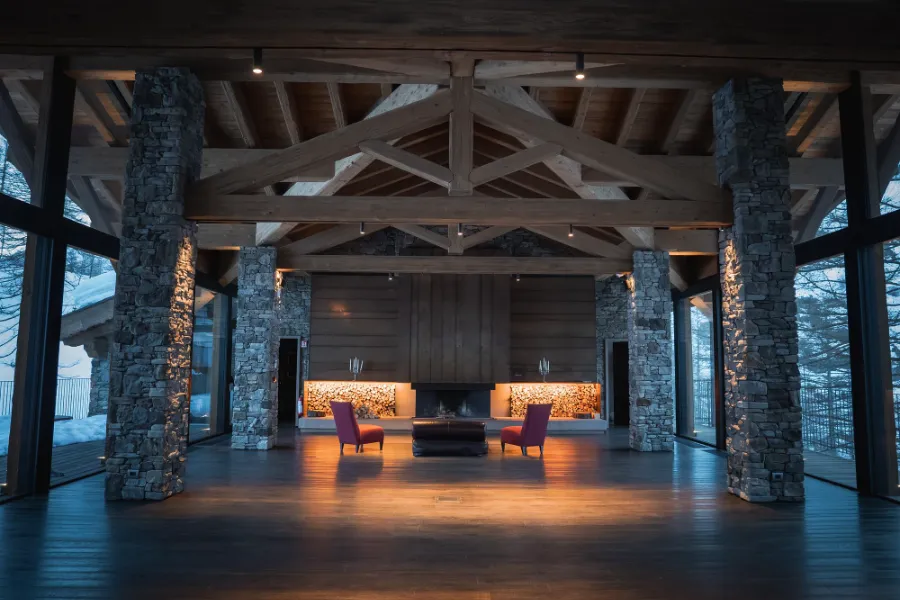 Accompagnement complet pour l’acquisition et la rénovation d’un chalet de montagne, alliant bois naturel, lignes épurées et vues panoramiques sur les Alpes.